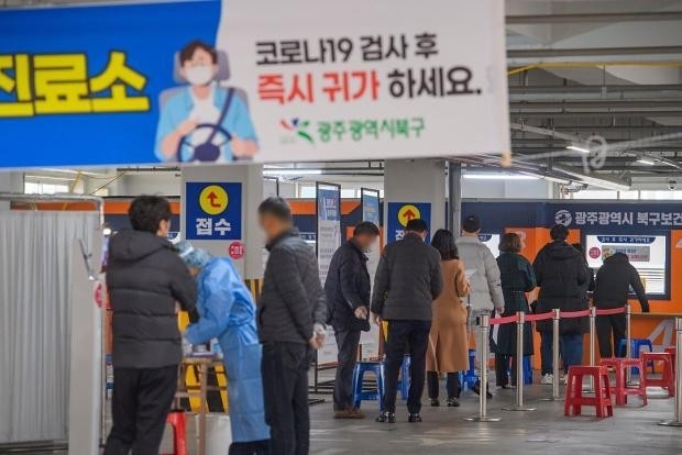 광주의 지역 내 확진자 연일 쏟아지며 광주 북구선별진료소를 찾는 시민들의 발길이 이어지고 있다. /김진수 기자 jeans@kwangju.co.kr