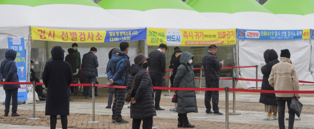 3일 오전 광주시청 앞 광장에 마련된 코로나19 선별진료소를 찾은 시민들 차례를 기다리고 있다. 광주에서는 개신교회와 비인가 교육시설, 성인오락실 등을 중심으로 코로나19 연쇄 감염이 잇따르고 있다. /김진수 기자 jeans@kwangju.co.kr