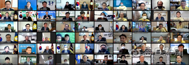 4일 오후 대구 엑스코에서 열린 '2021 언택트 대구경북 신년교례회'에 비대면으로 참여한 이철우 경상북도지사를 비롯한 정계·관계·경제계·학계·문화예술계 등 각계 인사들이 신축년(辛丑年) 새해 대구경북의 화합과 발전을 다짐하며 신년 덕담을 나누고 있다. 한지현 기자 jihyeonee@imaeil.com