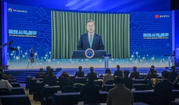 광주시와 NHN(주), 과학기술정보통신부 산하 인공지능산업융합사업단의 국가 인공지능 데이터센터 투자협약 및 착수식이 4일 오전 광주 서구 김대중컨벤션센터에서 열렸다. 문재인 대통령이 영상을 통해 축사하고 있다. /김진수 기자 jeans@kwangju.co.kr