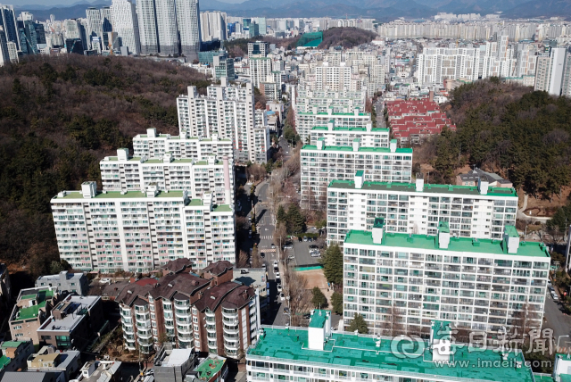 대구 수성구 범어동 일대에 재개발·재건축 사업이 대거 추진되면서 개발사업 부지 인근에 위치한 경동초등학교의 '콩나물 교실'화 우려가 높아지고 있다. 2일 오후 재건축 추진 중인 수성구 범어4동 경남타운, 가든하이츠, 을지맨션 일대. 우태욱 기자 woo@imaeil.com