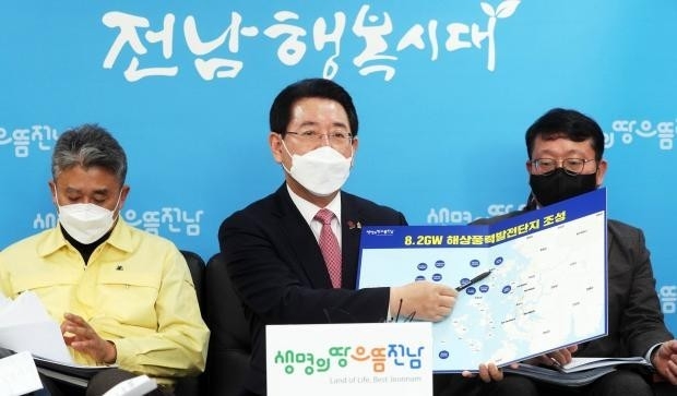 김영록 전라남도지사가 8일 오전 도청 기자실에 지역균형뉴딜 투어 1호 및 전남상생일자리 협약식 관련 기자간담회를 갖고 있다. 김 지사가 8.2GW 신안 해상풍력발전단지 조성에 대해 기자 질문에 답하고 있다.