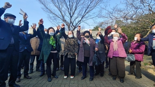 지난달 제주지법 앞에서 4.3행방불명 수형인 10명이 무죄판결을 받자, 유족들이 만세를 외치고 있다.