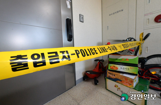 용인시 처인구의 한 아파트에서 10세 여아가 욕조에 빠져 숨지는 아동학대 의심 사건이 발생했다. 사진은 폴리스라인이 쳐진 사건장소. 2021.2.8 /김도우기자 pizza@kyeongin.com