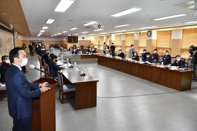 제주도의회는 9일 의원회관에서 좌남수 의장 등이 참석한 가운데 ‘도민의 복리증진을 위한 제주특별법 전부개정 의회태스크포스(단장 이상봉 행정자치위원장)’ 자체 보고회를 개최했다.