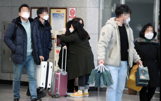 설 연휴를 이틀 앞둔 9일 서울역을 출발해 창원중앙역에 도착한 한 시민이 마중나온 가족과 포옹하고 있다./김승권 기