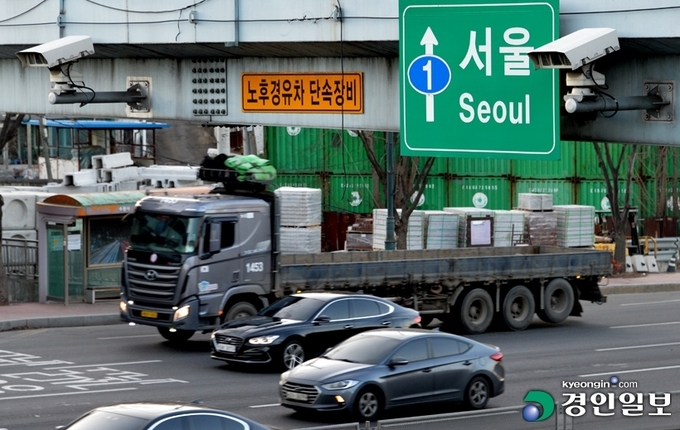 15일 수원시와 의왕시 경계 부근 도로에 노후 경유차 단속 장비가 설치되어있다. 2021.2.15 /김금보기자 artomate@kyeongin.com