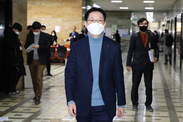 16일 이병진 부산시장 권한대행(위쪽)과 김경수 경남도지사를 비롯한 실무진이 국회 법안 소위와 국토위 등을 찾아 가덕신공항 추진 필요성을 역설했다. 김종호 기자 kimjh@