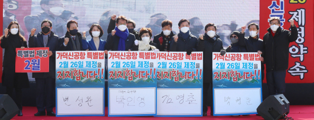 17일 오후 부산역 광장에서 열린 '가덕신공항 특별법 제정 촉구 결의대회'에서 더불어민주당 김영춘, 박인영, 변성완 부산시장 예비후보와 국민의힘 박형준 예비후보 등이 가덕신공항 지지 서명을 한 뒤 구호를 외치고 있다. 정종회 기자 jjh@