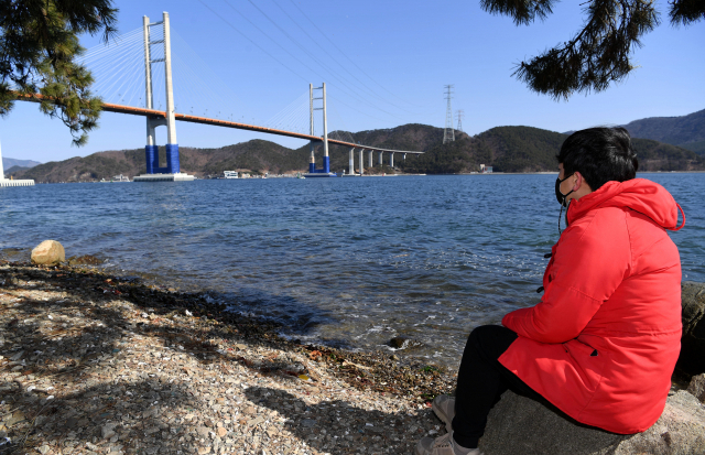 안대훈 기자가 창원시 마산합포구 가포 해안변공원에서 안대훈 기자가 뇌 휴식을 위한 멍을 때리고 있다./성승건 기자/