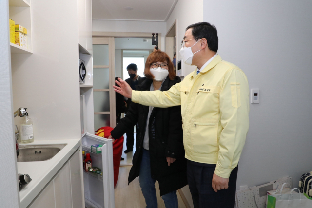 허성무 창원시장은 19일 오후 3시 창업지원주택을 방문, 청년 입주자를 만나 소통하는 시간을 가졌다./창원시/