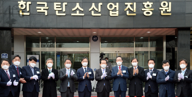 24일 전북 전주에서 ‘한국탄소산업진흥원’ 개원식이 열렸다. 정세균(오른쪽 6번째) 국무총리와 송하진 전북도지사를 비롯한 참석자들이 현판식을 갖고 기념촬영을 하고 있다. /김진수 기자 jeans@kwangju.co.kr