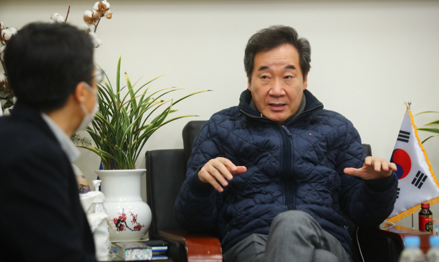 민주당 이낙연 대표가 25일 오전 국회 당대표실에서 <부산일보>와 간담회를 갖고 있다. 부산일보DB
