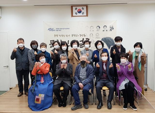 ‘문향 창원을 빛낸 문학인의 얼굴’ 전시회에서 도내 문인들이 기념촬영을 하고 있다./마산문학관/