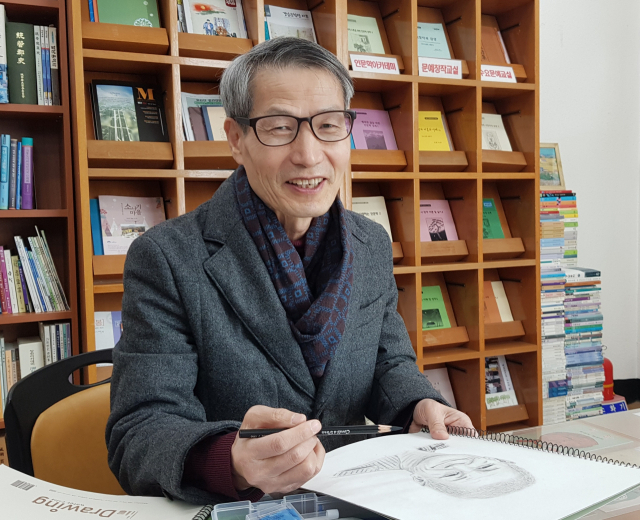 창원 문인들의 초상화를 그린 임채수 시인.
