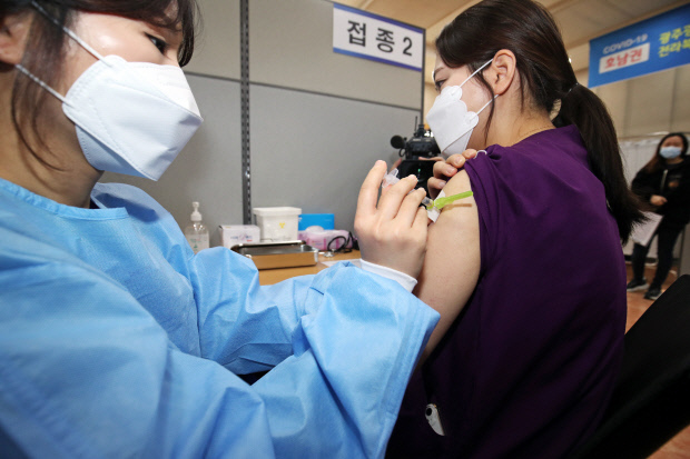 권역별 화이자 백신 접종이 시작된 3일 오전, 광주 조선대학교 병원 의성관 5층 호남권역 예방접종센터에서 의료진이 접종 대상자에게 백신 접종을 하고 있다. /광주 전남 사진기자단