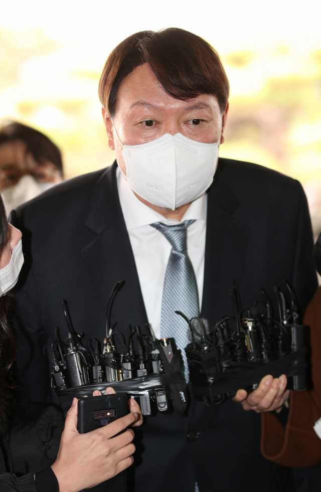 3일 오후 대구 수성구 대구지방검찰청과 대구고등검찰청을 방문한 윤석열 검찰총장이 취재진의 질문에 답하고 있다. 김영진 기자 kyjmaeil@imaeil.com