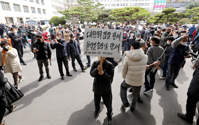 윤석열 검찰총장이 대구고등검찰청과 대구지방검찰청을 방문한 3일 오후 윤 총장의 지지자들이 피켓을 들고 응원을 하고 있다. 김영진 기자 kyjmaeil@imaeil.com