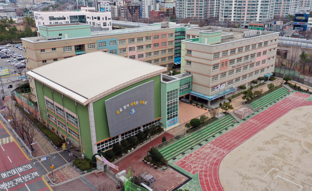 과밀 문제로 몸살을 앓아 온 부산 해운대구 센텀초등학교. 개학일인 지난 2일 학생 59명이 한꺼번에 전학을 온 것으로 파악됐다. 정종회 기자 jjh@