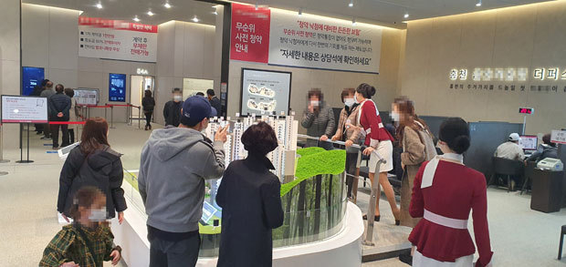 홍천군 홍천읍 희망지구에서 들어서는 ‘금호 어울림 더퍼스트’견본주택이 지난 5일 홍천읍 갈마곡리에 오픈해 6일 많은 주민들로부터 인기를 끌고 있다. 홍천=최영재기자