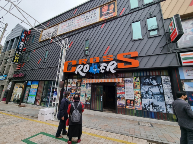 마산 창동 옛 시민극장 앞에서 시민들이 소극장 개관 공사 현장을 살펴보고 있다.