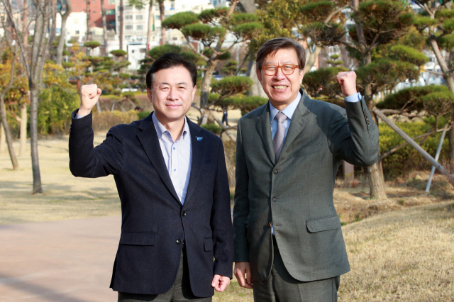 더불어민주당 김영춘(왼쪽) 후보와 국민의힘 박형준 후보가 4·7 부산시장 보궐선거 양당 후보로 결정돼 대진표가 확정됐다. 7일 <부산일보> 요청으로 김 후보와 박 후보가 최종 후보 확정 후 처음으로 부산 부산진구 부산시민공원에서 만나 정정당당한 경쟁을 다짐하고 있다. 김경현 기자 view@