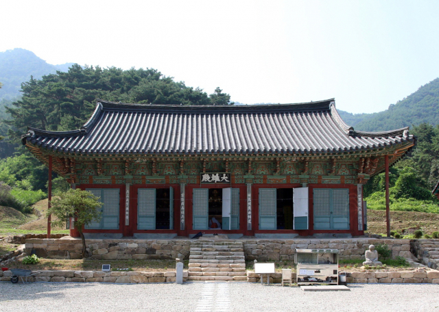 지난해 6월 25일 경북도 유형문화재에서 보물 제2068호로 승격한 '안동 봉황사 대웅전'은 17세기 후반 무렵 중건된 것으로, 내부 우물반자에 그려진 용, 금박으로 정교하고 도드라지게 그려진 연화당초문 등이 17~18세기 단청의 전형을 보이고 있다. 안동시 제공