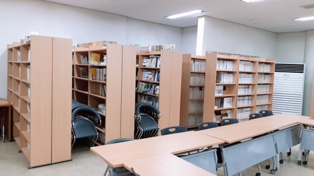 2층 세미나실. 경남문예대학 강좌가 열리는 곳이다