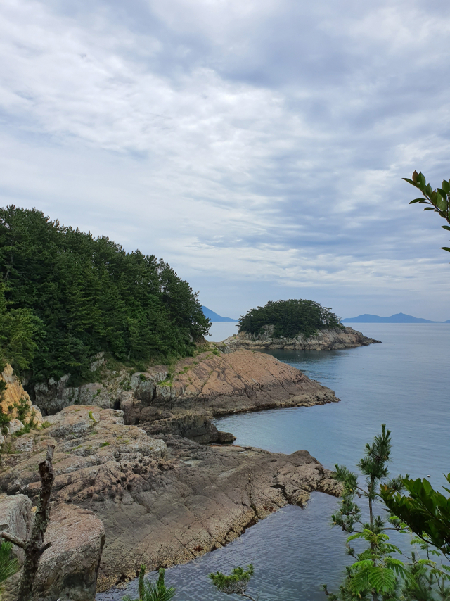 남해군 조도. 앞쪽으로 멀리 보이는 섬이 인접한 호도이다. /경남도/