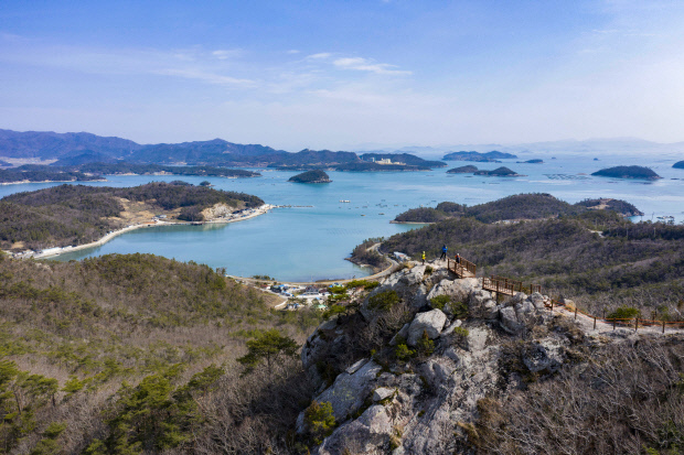 지난 9일 찾아간 진도군 의신면 접도에 봄이 성큼 다가왔다. 접도 산과 해안에 조성된 접도웰빙길은 걷는 내내 산과 바다 그리고 남도의 섬을 바라볼 수 있다. 하늘에서 내려다본 접도웰빙길 모습. /진도=최현배 기자 choi@kwangju.co.kr