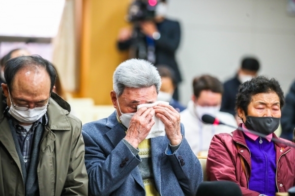 16일 제주지법 201호 법정에서 4·3행방불명 수형인 335명 전원에게 무죄가 선고된 가운데 유족들이 눈물을 흘리고 있다. 고봉수 기자 chkbs9898@jejunews.com