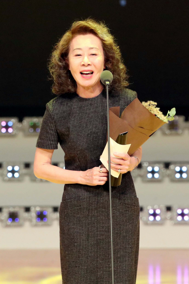 부산일보사 주최로 열린 2017년 부일영화상에서 ‘죽여주는 여자’로 여우주연상을 수상한 당시의 배우 윤여정. 부산일보DB