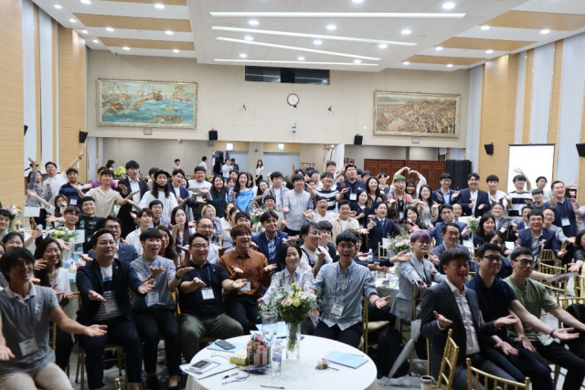 지난 2019년 9월 경남도청에서 열린 청년정책네트워크 1기 활동공유회 모습. 참석자들이 하나같이 쾌활한 표정으로 진행자의 안무를 따라 하고 있다. /경남도/
