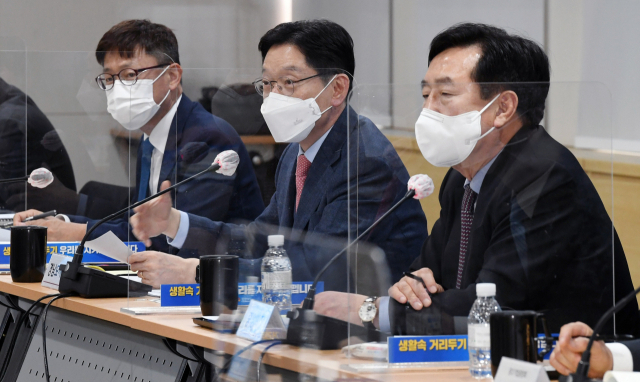 김경수(가운데) 경남도지사가 17일 도청 도정회의실에서 열린 경남도와 중소기업중앙회 정책간담회에서 김기문(오른쪽) 중소기업중앙회장의 애로사항 건의에 대해 답하고 있다./김승권 기자/