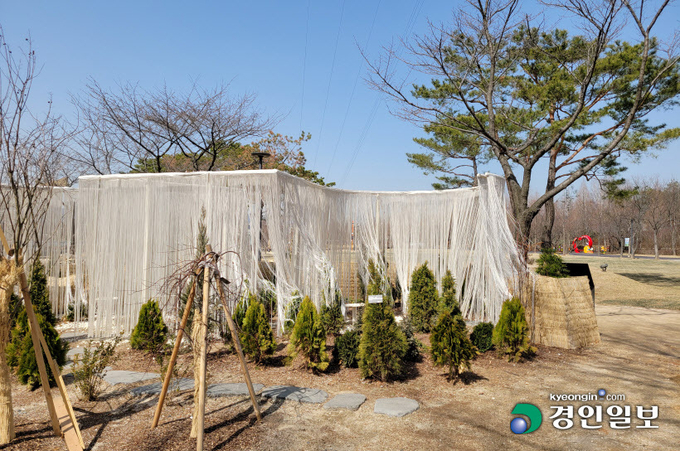 지난해 '제8회 경기정원문화박람회 정원작품 공모전'에서 수상한 공원작품 14점이 의왕 레솔레파크에 설치됐지만 박람회가 열리지 못해 빛 바랜 채 남아있다. 2021.3.17 의왕/민정주기자 zuk@kyeongin.com