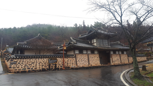 소설의 주요 공간인 현부자네집.