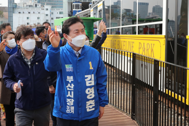 더불어민주당 김영춘 부산시장 후보가 21일 오후 부산 해운대구 동해남부선 폐선구간에 조성된 그린레일웨이에서 관광열차를 타고 지나는 시민들에게 인사를 하고 있다. 정대현 기자 jhyun@