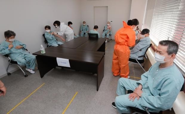 23일 오전 광주 북구 동행요양병원에서 65세 이상 환자가 아스트라제네카(AZ) 백신 접종을 받고 있다. /김진수 기자 jeans@kwangju.co.kr