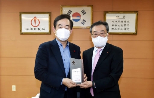 유계식 강원도사회복지공동모금회장(사진 오른쪽)이 23일 강원일보사를 방문, 사랑의열매 모금에 적극 앞장서 준 공로로 박진오 사장에게 감사패를 전달했다. 신세희기자