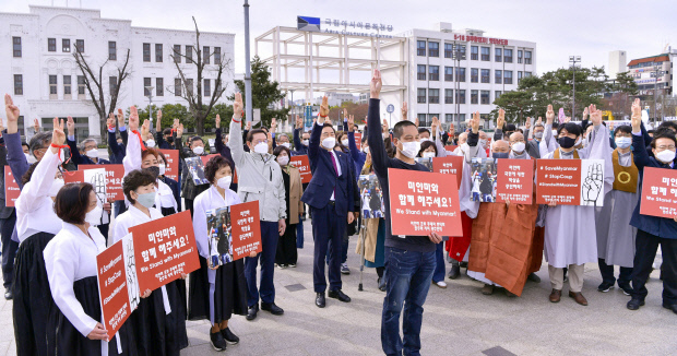 24일 오전 9시30분께 광주시 동구 5·18민주광장에서 재한 미얀마 광주대표와 이용섭 시장 등 광주를 대표하는 각계 구성원들이 미얀마 민주화운동을 지지하는 영상을 촬영하면서 ‘임을 위한 행진곡’을 부르고 있다. <미얀마 군부 쿠데타 반대와 민주화지지 광주연대 제공>