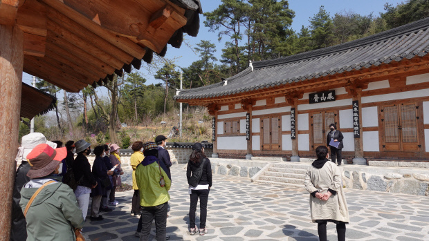 눌재 박상을 제향하는 공간인 봉산재를 찾은 답사일행들