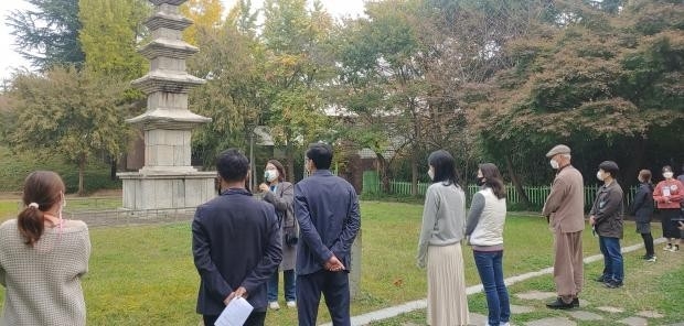 지난해 진행된 성거지오층석탑 답사 장면