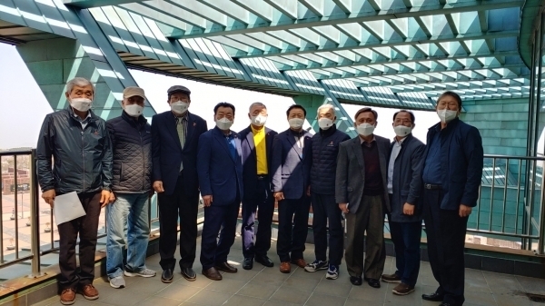제주4·3행불인유족협의회 임원들이 제73주년 4·3추념식을 앞두고 30일 4·3평화공원을 찾아 희생된 가족들의 넋을 위로했다. 사진 왼쪽부터 박용현 경인위원장, 고학형 영남위원장, 김광우 회장, 김필문 직전 회장, 서영균 대전위원장, 진덕문 수석부회장, 오광춘 감사, 양운택 사무국장, 박영수 호남위원장, 홍성효 북부예비검속유족회장.