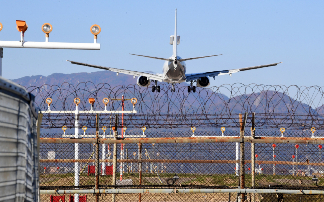 김해공항 활주로에 항공기가 착륙하고 있다./성승건 기자/