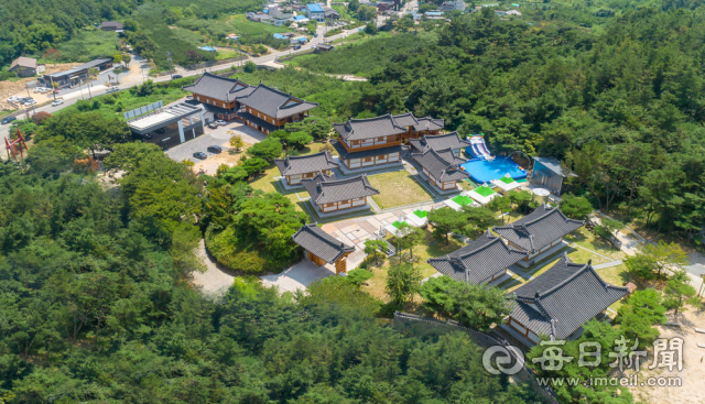 전통과 현대가 조화롭게 어우러진 송림한옥마을 전경. 송림한옥마을 제공