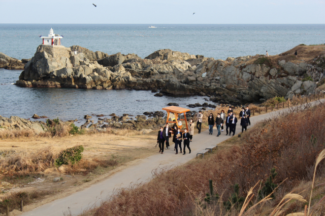 부산 기장군 오시리아관광단지에 '반얀트리 부산'이 2023년 준공될 예정이다. 지난해 10월 반얀트리 임직원들이 오시리아관광단지 해당 사업 부지를 방문했다. 부산도시공사 제공