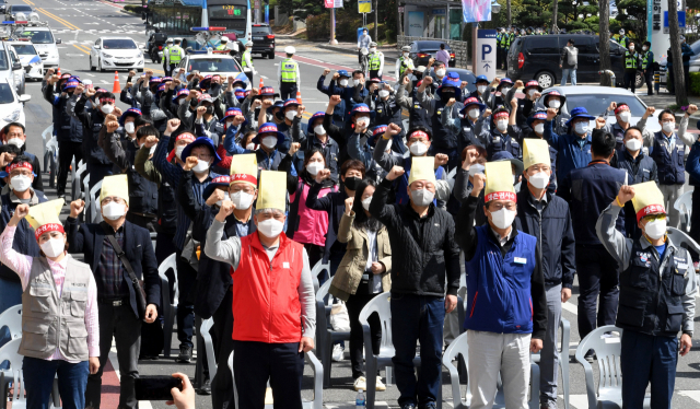 전국금속노동조합 경남지부 조합원들이 31일 오전 더불어민주당 경남도당 앞에서 대우조선 특혜매각 반대를 요구하며 구호를 외치고 있다./성승건 기자/