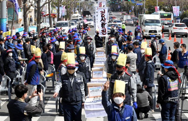 전국금속노동조합 경남지부 조합원들이 31일 오전 더불어민주당 경남도당 앞에서 대우조선 특혜매각 반대를 요구하며 관을 들고 입장하는 퍼포먼스를 하고 있다./성승건 기자/