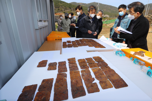 지난달 31일 오후 천성진성 제4차 발굴조사 학술자문회의에 참가한 자문위원 등이 발굴 현장에서 나온 두정갑 철 미늘을 살펴보고 있다. 자문위원인 부산대 윤용출(역사교육) 명예교수는 이번에 출토된 두정갑이 본래 가덕진성에 있었다는 흥미로운 분석을 내놨다. 정종회 기자 jjh@