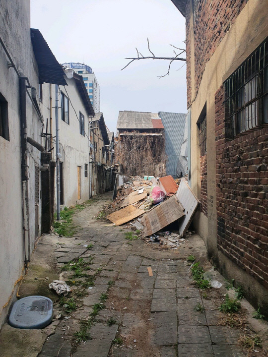 수년 째 답보 상태인 대전 은행 1구역 재개발 사업. 개발 예정 구역 일부는 극심한 슬럼화를 겪고 있다. 사진=독자 제공